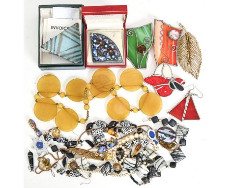 A Chinese fan shaped silver filigree and enamel brooch and miscellaneous contemporary jewellery  