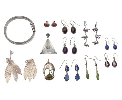 Miscellaneous silver jewellery, to include a silver and enamel bangle and lapis lazuli, amethyst and other gem set articles, 