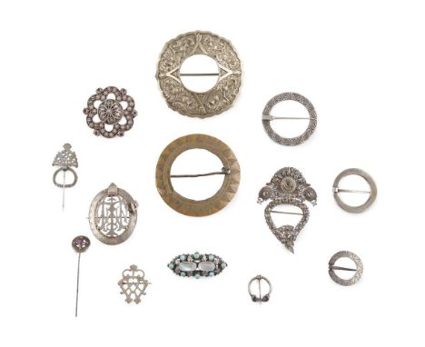 A COLLECTION OF SCOTTISH BROOCHES to include, an engraved Victorian monogrammed initial badge, a brass ring brooch in an earl