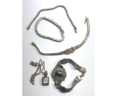 Collection of vintage silver jewellery 