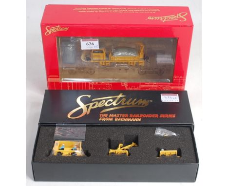 Bachmann Spectrum H0 ref 16948 self propelled ballast vehicle with crane (M-BM) and sold with ref. 16946 self propelled Wickh