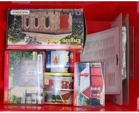 Box containing Skaledale R8636 engine shed, R8629 station building, R8831 waiting room, R8537 coal merchants office, 3 statio