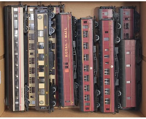Tray containing 12 mixed livery, mixed type bogie coaches by Hornby and Lima (G)