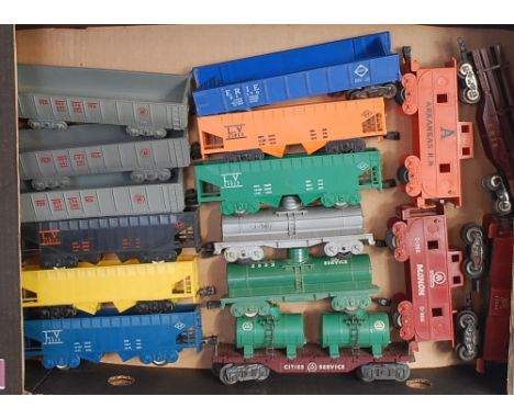 Large tray 16 Marx (USA) plastic wagons including 12 x 4-wheel (3 x coal, 5 x hopper, 2 x caboose) with bogie coal, bogie log
