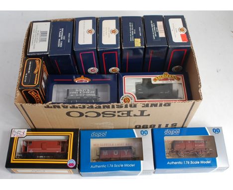 16 boxed wagons, 12x Bachmann, 3x Dapol 1x Mainline (GNM-BGNM)