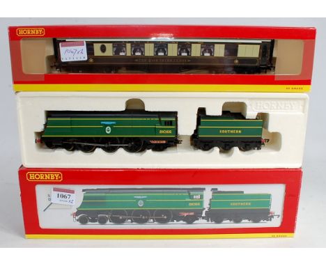 A Hornby R2283 Southern malachite green Battle of Britain class engine and tender No 21C155 ''Fighter Pilot'' (G-BG) together