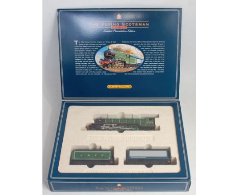 A Hornby R098 'Flying Scotsman' engine with two tenders, LNER lined green livery with 2nd tender in BR blue/grey 'Flying Scot