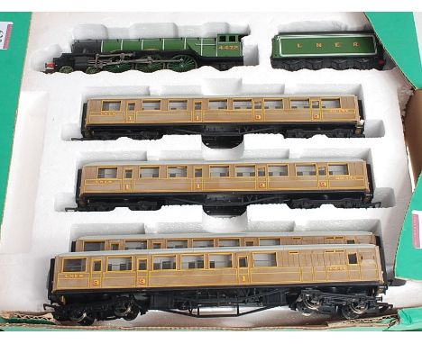 Hornby LNER dark green 'Flying Scotsman' engine and tender together with 4 early series teak coaches (G)