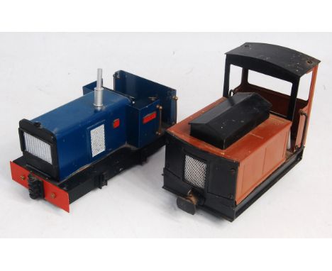 A pair of 32mm scale battery operated 0-4-0 locos, one finished in blue and named 'Jane', the other finished in brown and bla