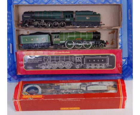 Tray containing 2 Hornby LNER lined green 'Flying Scotsman' engines and tender (G), LNER lined green 'Manchester United' engi