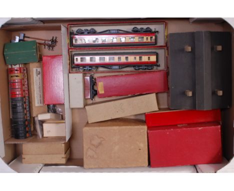 Trix Twin Railways rolling stock and accessories, 2x full length maroon and cream coaches, one shorter length, pre-war breakd