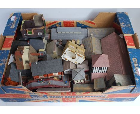 Tray containing 20+ Hornby Skaledale buildings and accessories, including NER footbridge, large church with mock Tudor tower,