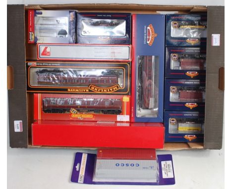 Tray containing mixed make railway items 5 Bachmann Conflat wagons and containers (M-BM), 34-325B BR maroon parcels van (M-BM