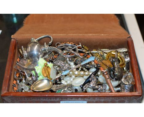 BOX WITH ASSORTED COSTUME JEWELLERY, RUSSIAN STYLE SILVER &amp; ENAMEL SPOON, VARIOUS SILVER BROOCHES, FAUX PEARLS ETC     