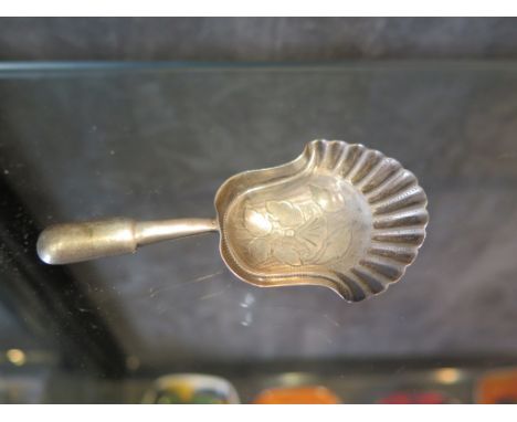 A silver caddy spoon, London 1907 