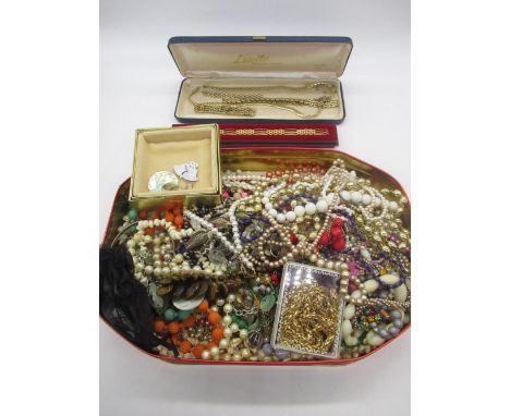 Collection of costume jewellery including cultured pearls, beaded necklaces yellow metal gate bracelets etc 