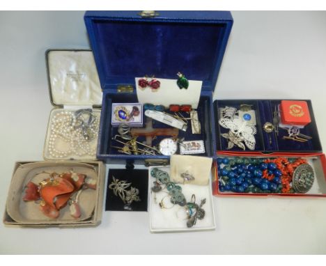 A collection of various pieces of costume jewellery to include lapis lazuli bead necklace, stone set rings, a graduated cultu