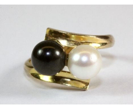 A 9ct gold black and white cultured pearl ring (K)