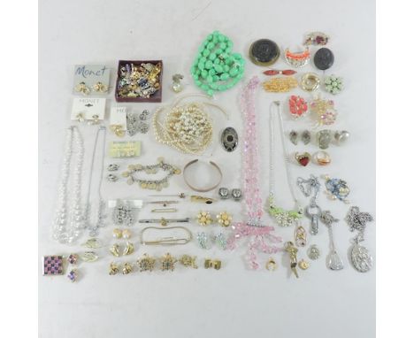 A collection of costume jewellery, to include a jade coloured stone bead necklace