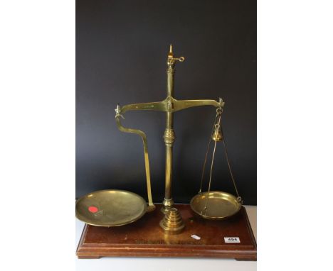 A set of early 20th century Avery scales mounted on an oak plinth with weights. 