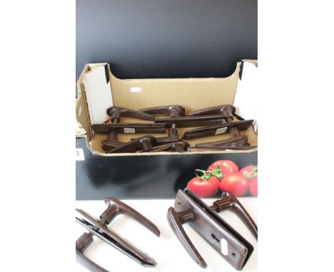 Bakelite - A quantity of vintage door handles. 