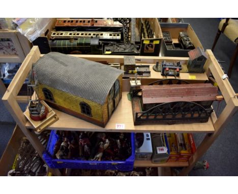 Bing:&nbsp;O gauge: a group of Bing and similar tinplate buildings, to include an engine shed, turntable, etc; together with 