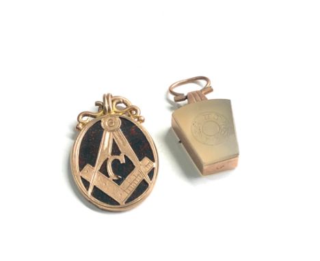 2 x 9ct gold vintage masonic pendants  (7.3g) 