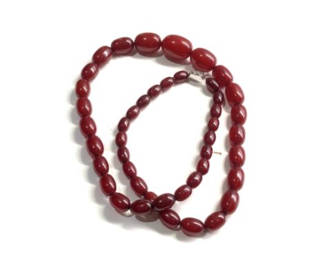 Vintage cherry amber bakelite necklace with internal streaking, 45.6g 