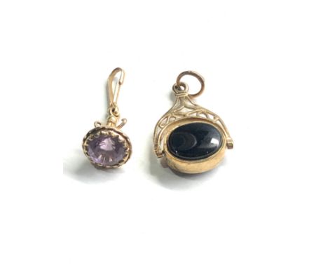 2 x 9ct gold vintage pendants  (3.2g) 