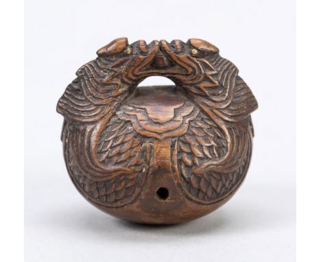 Netsuke ''Fischtrommel mit Drachenhenkel'', Japan, Edo-Periode, 19. Jh., Buchsbaum mit Gelbmetalleinlagen, eine große Fischtr