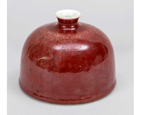 Tuschwassergefäß mit kupferroter Glasur, 18./19. Jh., leichter Flambé-Effekt, Boden mit heller Glasur und Craquelé, Sechzeich