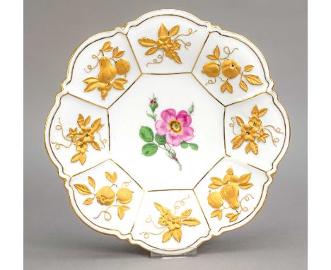 Prunkteller, Meissen, Marke 1924-34, 2. W., Modellnr,. K 227, im Spiegel polychrome Blumenmalerei mit Roter Rose, umgeben von