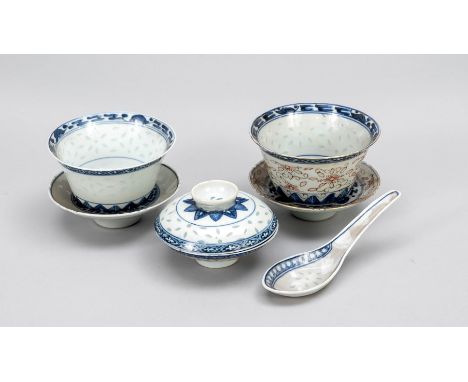 Zwei Schalen mit Deckel und Unterteller, ein Löffel, China, nach 1949, Blau-Weiß-Porzellan mit transluzentem Blütendekor und 