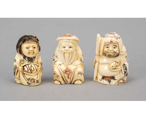 3 figürliche Netsuke, Japan, 1. H. 20. Jh., Masse. Geritzte und eingefärbte Dekore, jeweils unter dem Boden in Ritzung signie
