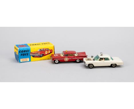 2 Spielzeugautos, Mitte 20. Jh, Metall. Ein weißes Polizeiauto Oldsmobile Super 88 von Corgi Toys, L. 11cm. Dazu ein rotes Fe