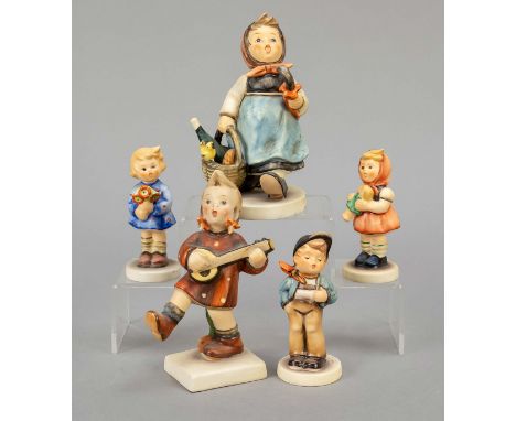 Fünf Hummel-Figuren, Goebel, Oeslau, Kramkenbesuch, Hum 382, 1990er Jahre, H. 13 cm, Wanderlied/ Mädchen mit Laute, 1950er Ja