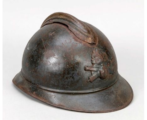 Feuerwehrhelm, Frankreich, Ende 19. Jh., Eisen. Über dem Schirm eine Applikation mit Wappen und Initialen R. F. (République F