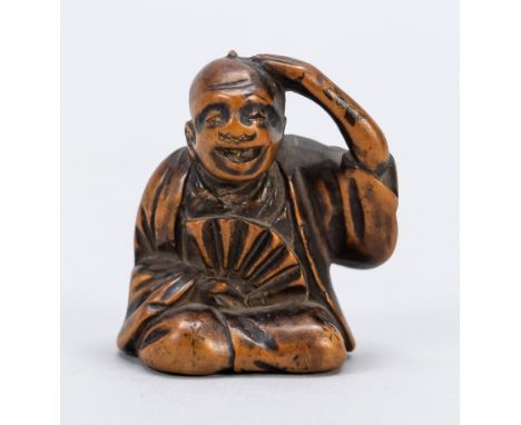 Netsuke ''Lachender Mann mit Fächer'', Japan, Edo-Periode, frühes 19. Jh., Buchsbaum, Darstellung eines blinden Sängers(?), s