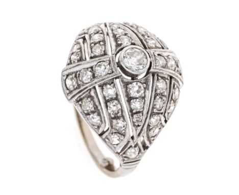 Art Deco Altschliff-Diamant-Ring WG 750/000 mit einem Altschliff-Diamanten 0,20 ct W/SI und Diamanten, zus. 0,50 ct W/SI, RG 