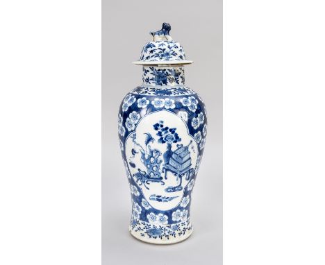 Schultervase, China, Blau-Weiß-Porzellan mit Pflaumenblüten auf blauem Grund, Schätze des Gelehrtenzimmers in den beiden vier
