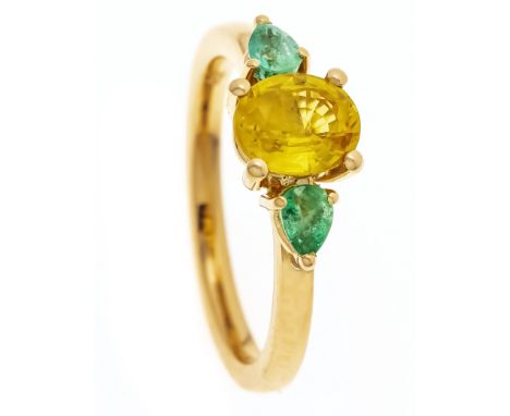 Smaragd-Saphir-Ring GG 750/000 mit einem feinen oval fac. gelben Saphir 7 x 6 mm in sehr guter Farbe und Reinheit, dazu 2 fei