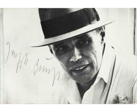 Joseph Beuys (1921-1986), Portrait des Künstlers, handsignierte Klappkarte der Ikarus Galerie und Edition Paderborn 1979, rüc