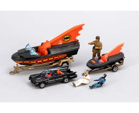 Batman Grundausstattung, 2. H. 20. Jh.. Ein Batmobil Corgi Junior 1976 mit Anhänger und Batboat, ein weiteres Batboat auf Anh