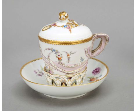 Trembleuse, Fürstenberg, 18. Jh., Henkel in Form einer um die Tasse gebundenen rosa Schärpe, Untertasse mit erhöhter Galerie,
