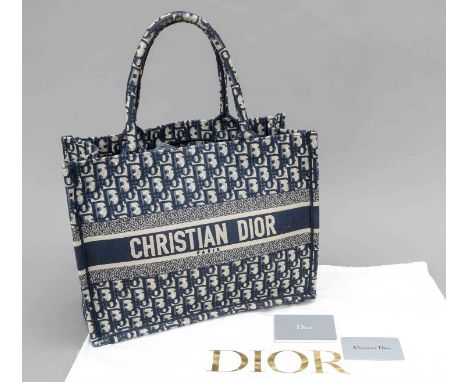 Christian Dior, Medium Book Tote Blue Oblique Embroidery Bag, naturfarbenes Canvas mit dunkelblauer Logo-Stickerei im Rapport