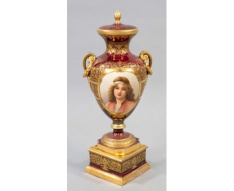 Große Deckelvase, w. Wien, um 1900, Prunkdeckelvase mit Portrait eines jungen Mädchens, re. sign. Wagner, ovoide Form mit sei
