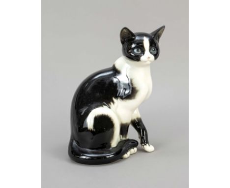 Sitzende Katze,  Goebel, Oeslau, 1970/80er Jahre, Modellnr. 3102327, naturalistisch staffiert in Weiß und Schwarz. 28 x. 20 x