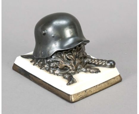 Patriotischer Briefbeschwerer, Rosenthal, Selb, Marke 1920-30er Jahre, Entwurf Theodor Kärner, Helm mit Dolch auf Eichenlaub,