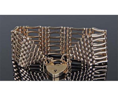 9 carat gold gate bracelet, the link bracelet with padlock claps, 47.6 grams