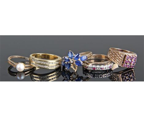 Five 9 carat gold rings, to include a flower head design ring, a pearl example, etc, (5)